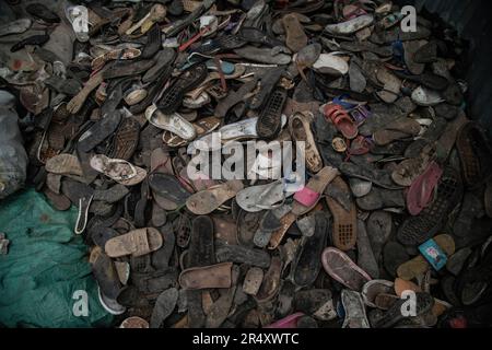 Un mucchio di rifiuti di scarpe in un impianto di riciclaggio di plastica a Nakuru. I negoziatori si sono riuniti a Parigi, in Francia, per la seconda tornata di deliberazioni volte a sviluppare un trattato globale volto ad affrontare la crescente questione dell’inquinamento della plastica. Secondo un recente rapporto del programma delle Nazioni Unite per l'ambiente (UNEP), i paesi hanno il potenziale di ridurre l'inquinamento della plastica del 80% entro il 2040 eliminando le plastiche non necessarie, implementando strategie di riciclaggio e riutilizzo, introducendo sistemi di restituzione dei depositi e sostituendo la plastica con materiali alternativi sostenibili. (Foto di James Wakibia/SOPA IMA Foto Stock