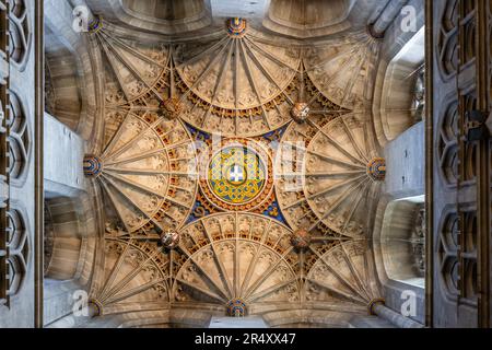 Canterbury, Regno Unito-20 maggio 2023: Tetto della torre campanaria Harry nella cattedrale di Canterbury. Ventilatore che vaulting sotto del campanile Harry all'interno del Canterbury C. Foto Stock