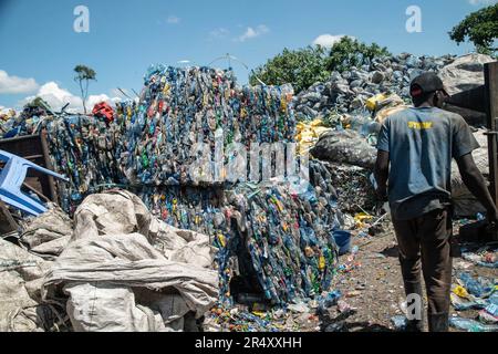 30 maggio 2023, Nakuru, Kenya: Un lavoratore è visto in un impianto di riciclaggio di plastica a Nakuru. I negoziatori si sono riuniti a Parigi, in Francia, per la seconda tornata di deliberazioni volte a sviluppare un trattato globale volto ad affrontare la crescente questione dell’inquinamento della plastica. Secondo un recente rapporto del programma delle Nazioni Unite per l'ambiente (UNEP), i paesi hanno il potenziale di ridurre l'inquinamento della plastica del 80% entro il 2040 eliminando le plastiche non necessarie, implementando strategie di riciclaggio e riutilizzo, introducendo sistemi di restituzione dei depositi e sostituendo la plastica con materiali alternativi sostenibili. (Credito i Foto Stock
