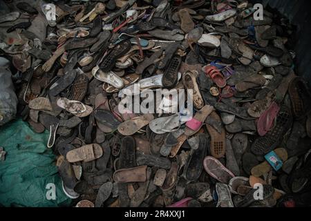 30 maggio 2023, Nakuru, Kenya: Un mucchio di rifiuti di scarpe in un impianto di riciclaggio di plastica a Nakuru. I negoziatori si sono riuniti a Parigi, in Francia, per la seconda tornata di deliberazioni volte a sviluppare un trattato globale volto ad affrontare la crescente questione dell’inquinamento della plastica. Secondo un recente rapporto del programma delle Nazioni Unite per l'ambiente (UNEP), i paesi hanno il potenziale di ridurre l'inquinamento della plastica del 80% entro il 2040 eliminando le plastiche non necessarie, implementando strategie di riciclaggio e riutilizzo, introducendo sistemi di restituzione dei depositi e sostituendo la plastica con materiali alternativi sostenibili. (Cord Foto Stock