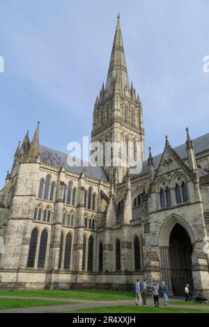 Salisbury Cattedrale nel tardo pomeriggio sole. Costruito tra il 1220 e il 1238, è noto per la sua guglia di 404 piedi (123m piedi). Anna Watson/Alamy Foto Stock