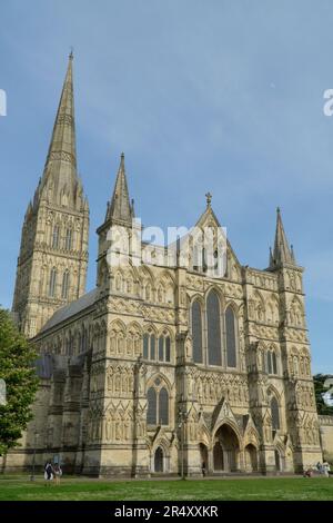 Salisbury Cattedrale nel tardo pomeriggio sole. Costruito tra il 1220 e il 1238, è noto per la sua guglia di 404 piedi (123m piedi). Anna Watson/Alamy Foto Stock