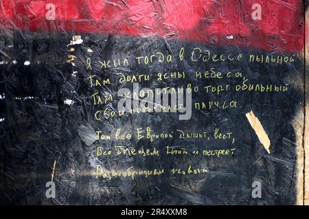A.S. Le linee di Pushkin del poema 'Eugene Onegin' sono viste scritte con il marcatore sulla struttura protettiva. Alexander Pushkin era un poeta russo, drammaturgo e romanziere dell'era romantica. È considerato da molti il più grande poeta russo e il fondatore della letteratura russa moderna ha vissuto a Odessa per 13 mesi. Nel dicembre 2022, il monumento dello scrittore fu collocato in una struttura di protezione in legno. I monumenti di Pushkin fanno parte del patrimonio coloniale russo che impone una cultura e una lingua straniera agli ucraini, quindi il rifiuto di tali simboli è un passo logico per il Regno Unito Foto Stock