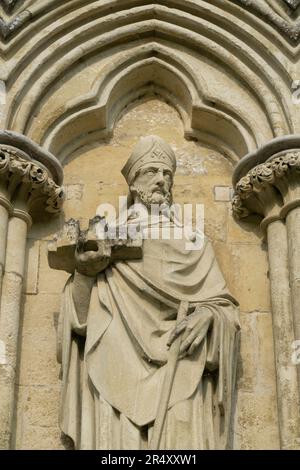 Salisbury Cattedrale nel tardo pomeriggio sole. La facciata occidentale comprende questa statua del vescovo Richard Poore che sovrinté alla costruzione iniziale del churc Foto Stock