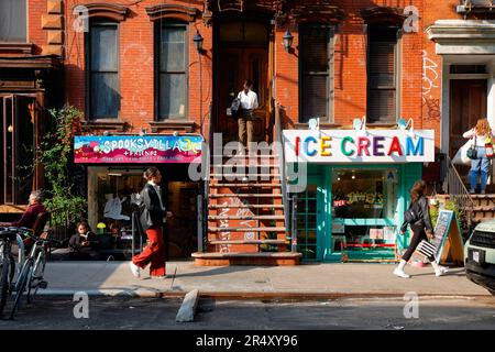 Davey's Ice Cream, Spooksvilla + Friends, 309 e 9th St, New York, NYC foto di una gelateria e negozio di articoli da regalo nell'East Village di Manhattan. Foto Stock