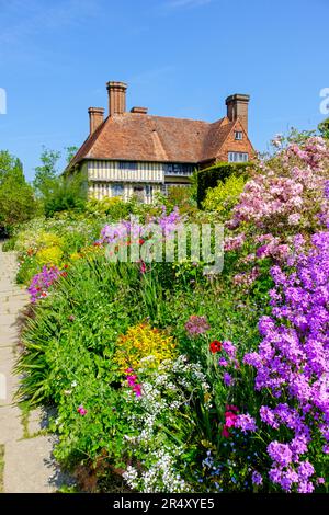 Great Dixter House and Garden in primavera, East Sussex, Regno Unito Foto Stock