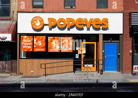 Un ristorante della catena di fast food Popeyes Louisiana Kitchen con pollo fritto a Greenpoint al 918 di Manhattan Ave, Brooklyn, New York Foto Stock
