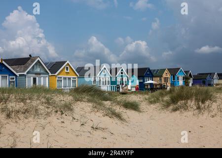 Capanne in legno dipinte colorate a Hengistbury Head, vicino a Mudeford, Christchurch, Dorset. Inghilterra, Regno Unito Foto Stock