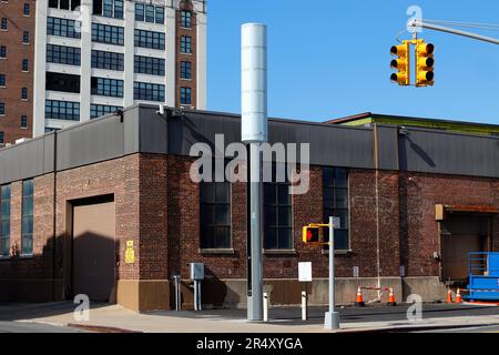 Un chiosco WiFi LinkNYC Link5G 5G a Long Island City, Queens, New York. I giganteschi smartpoli da 32 piedi sostituiscono i vecchi .. (vedi maggiori informazioni) Foto Stock