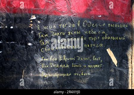 28 maggio 2023, Odessa, Ucraina: A.S. Le linee di Pushkin del poema ''Eugene Onegin'' sono viste scritte con il marcatore sulla struttura protettiva. Alexander Pushkin era un poeta russo, drammaturgo e romanziere dell'era romantica. È considerato da molti il più grande poeta russo e il fondatore della letteratura russa moderna ha vissuto a Odessa per 13 mesi. Nel dicembre 2022, il monumento dello scrittore fu collocato in una struttura di protezione in legno. I monumenti di Pushkin fanno parte del patrimonio coloniale russo che impone una cultura e una lingua straniera agli ucraini, quindi il rifiuto di tali Foto Stock