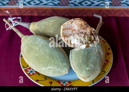 Frutti e semi dell'albero di Baobab (Baobab). I frutti sono ricchi di vitamina C, potassio e altre sostanze nutritive di valore. In Malawi, sono usati come cibo e medicina. Gli alberi di Baobab hanno bisogno di almeno 20 anni per portare i frutti. I frutti di Baobab hanno una pelle dura. L'albero ne estrae tutta l'umidità dopo la maturazione. Ciò rende i frutti secchi ricchi di vitamine possono essere conservati per un lungo periodo. MUA, Malawi Foto Stock