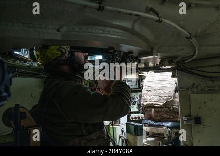 Ucraina. 30th maggio, 2023. Membro di unità mortaio di 57th brigata di artiglieria delle forze dell'esercito ucraino pone all'interno di YPR-765 olandese fatto veicolo di personale blindato in una posizione non divulgata vicino a Bahmut nella regione di Donetsk dell'Ucraina (Foto di Lev Radin/Pacific Press) Credit: Pacific Press Media Production Corp./Alamy Live News Foto Stock