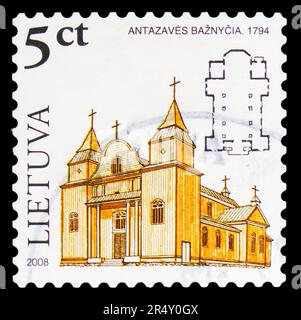 MOSCA, RUSSIA - 18 MAGGIO 2023: Francobollo stampato in Lituania mostra Chiesa di Antazave 1794, definizioni - Chiese di legno serie, circa 2008 Foto Stock