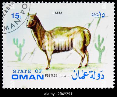MOSCA, RUSSIA - 18 MAGGIO 2023: Francobollo stampato in Oman mostra lama, serie, circa 1972 Foto Stock