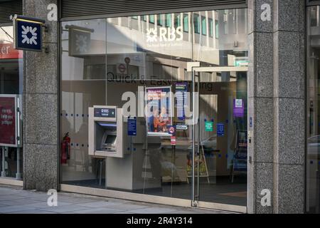 Londra, Regno Unito - 02 febbraio 2019: Bancomat al vetro di RBS in una delle loro filiali a Victoria. Bank of Scotland ha alcuni di Foto Stock