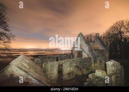 Antiche rovine in pietra medievale della storica chiesa di San 12th ° secolo Bridget's di notte lungo il lungomare Fife Coastal Path a Dalgety Bay, Scozia, Regno Unito. Foto Stock