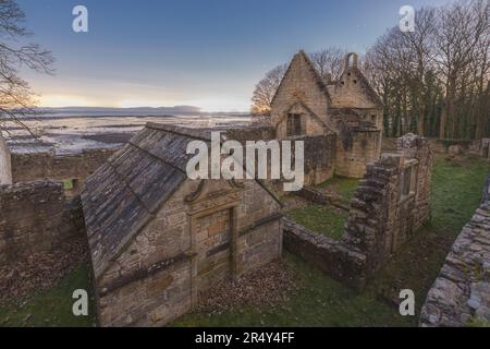 Antiche rovine in pietra medievale della storica chiesa di San 12th ° secolo Bridget's di notte lungo il lungomare Fife Coastal Path a Dalgety Bay, Scozia, Regno Unito. Foto Stock