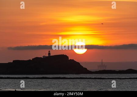 Berwick nord, Scozia. 30 maggio 2023 Tramonto sull'isola di Fidra nel Firth of Forth. © Richard Newton / Alamy Live News Foto Stock