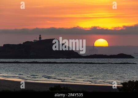 Berwick nord, Scozia. 30 maggio 2023 Tramonto sull'isola di Fidra nel Firth of Forth. © Richard Newton / Alamy Live News Foto Stock