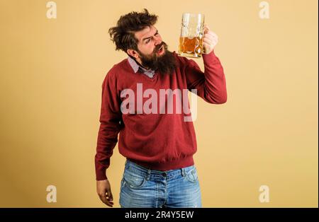 Tempo di birra. Ubriaco uomo bearded con birra tazza. Oktoberfest festival. Hippster bearded bere birra fresca birra ale. Degustazione di birra. Bere, alcol e. Foto Stock