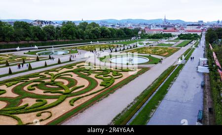 Giardino del Castello Belvedere : persone a piedi in parco classico. Maggio nella capitale austriaca Foto Stock