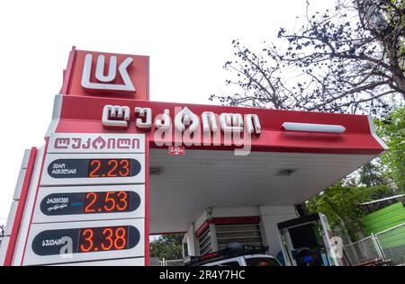 Stazione di servizio Lukoil a Tbilisi, Georgia. Prezzi benzina. Lukoil è una grande società russa di petrolio e gas. Foto Stock