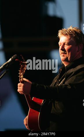 Joe Diffie, 47 anni, si esibisce nel corso di un concerto alla riunione annuale del South Kentucky RECC giovedì 8 giugno 2006 presso la fattoria della co-op vicino a Nancy, Pulaski County, Kentucky, USA. Nativo di Tulsa, Oklahoma, Diffie è una cantante, cantautrice e musicista country neotradizionale di grande talento, nota per le canzoni più famose del Billboard Hot Country come "Pickup Man", "If the Devil Danzed (in Empty Pockets), "Home", "Third Rock from the Sun" e "Bigger than the Beatles". (Apex MediaWire Foto di Billy Suratt) Foto Stock