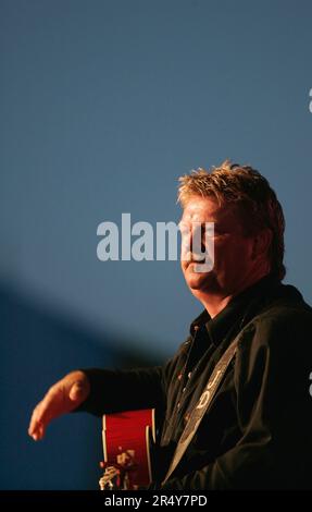 Joe Diffie, 47 anni, si esibisce nel corso di un concerto alla riunione annuale del South Kentucky RECC giovedì 8 giugno 2006 presso la fattoria della co-op vicino a Nancy, Pulaski County, Kentucky, USA. Nativo di Tulsa, Oklahoma, Diffie è una cantante, cantautrice e musicista country neotradizionale di grande talento, nota per le canzoni più famose del Billboard Hot Country come "Pickup Man", "If the Devil Danzed (in Empty Pockets), "Home", "Third Rock from the Sun" e "Bigger than the Beatles". (Apex MediaWire Foto di Billy Suratt) Foto Stock