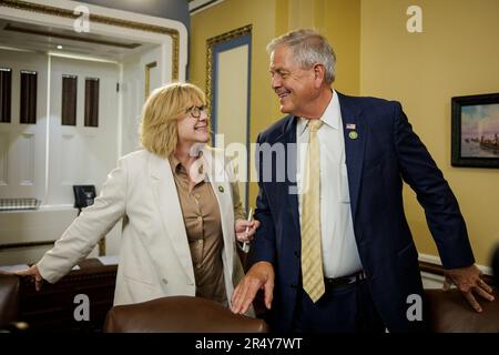 I rappresentanti DEGLI STATI UNITI Michele Fischbach (a sinistra), un repubblicano del Minnesota, e Ralph Norman, un repubblicano del South Carolina, arrivano per un'audizione del Comitato delle regole della Camera a Capitol Hill il 30 maggio 2023 a Washington, DC il Fiscal Responsibility Act del 2023, Che è l'accordo raggiunto tra il presidente della Camera Kevin McCarthy e il presidente Joe Biden per aumentare il limite del debito, deve farlo attraverso la commissione per il regolamento prima di poter essere portato in Aula per una votazione. (Foto di Samuel Corum/Sipa USA) Foto Stock