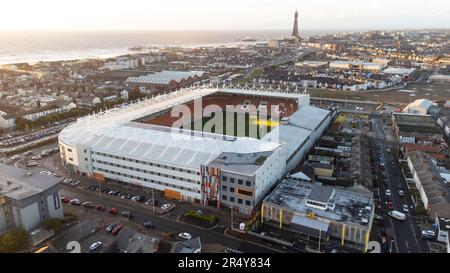 Vista aerea di Bloomfield Road, sede del Blackpool FC. La Blackpool Tower è visibile sullo sfondo. Nel 19th ° secolo era conosciuto come campo di Gamble Foto Stock