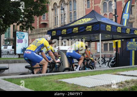 British Cycling Grand Prix, centro città di Sheffield gara ciclistica Inghilterra evento sportivo UK esercizio di riscaldamento Foto Stock