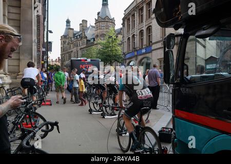 British Cycling Grand Prix, centro città di Sheffield gara ciclistica Inghilterra evento sportivo UK esercizio di riscaldamento Foto Stock