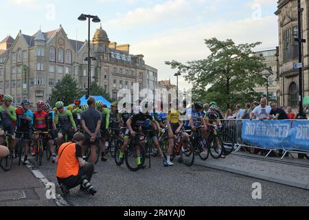 British Cycling Grand Prix, centro città di Sheffield gara ciclistica Inghilterra UK evento sportivo linea di partenza serie circuito elite Foto Stock