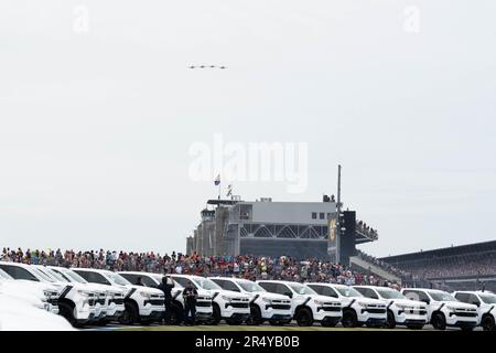 F-16 Fighting Falcon fighter Aircraft eseguire un volo al circuito di Indianapolis Motor Speedway durante le cerimonie di apertura del 107th corsa del Indy 500 a Indianapolis, 28 maggio 2023. Gli aerei provengono dalla 49th Wing presso la base dell'aeronautica di Holloman, New Mexico. (STATI UNITI Air National Guard foto di Airman 1st Classe Amber Anderson) Foto Stock