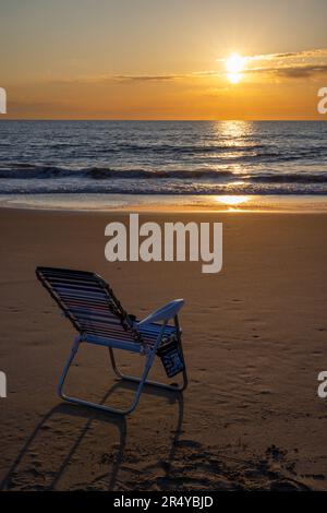 Sedia vuota e invitante all'alba, Cape Henlopen State Park, Delaware Foto Stock