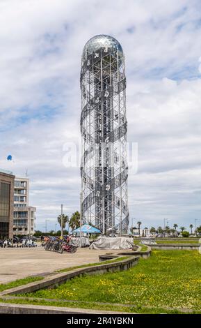 La Torre alfabetica è una torre alta 130 metri a Batumi, Georgia, costruita per simboleggiare l'unico alfabeto georgiano Foto Stock