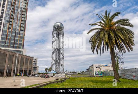 La Torre alfabetica è una torre alta 130 metri a Batumi, Georgia, costruita per simboleggiare l'unico alfabeto georgiano Foto Stock