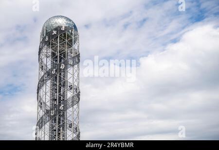 La Torre alfabetica è una torre alta 130 metri a Batumi, Georgia, costruita per simboleggiare l'unico alfabeto georgiano Foto Stock