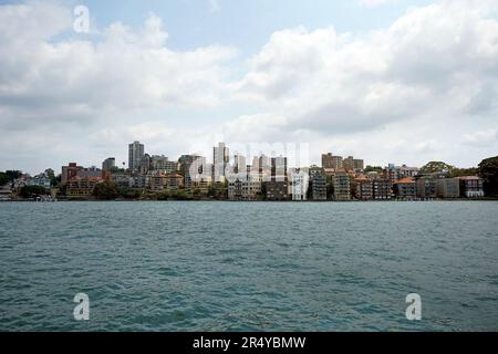 Vista di Kirribilli dal traghetto, un sobborgo sul porto sulla Lower North Shore del Porto di Sydney. Foto Stock