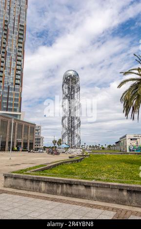 La Torre alfabetica è una torre alta 130 metri a Batumi, Georgia, costruita per simboleggiare l'unico alfabeto georgiano Foto Stock