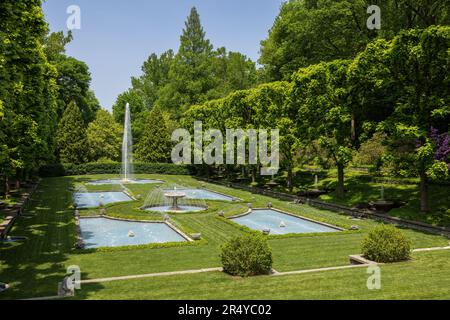 Giardino d'acqua italiano formale in primavera, giardini Longwood, Kennett Square, Pennsylvania Foto Stock