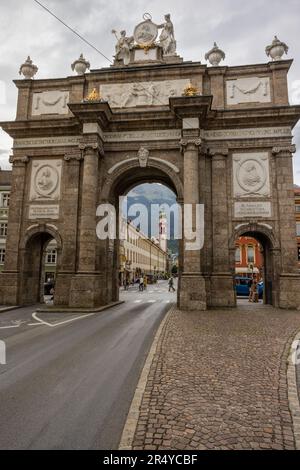 Triumphpforte (Arco di Trionfo), Maria-Theresien-Strasse (via Maria Teresa), Innsbruck, Austria Foto Stock