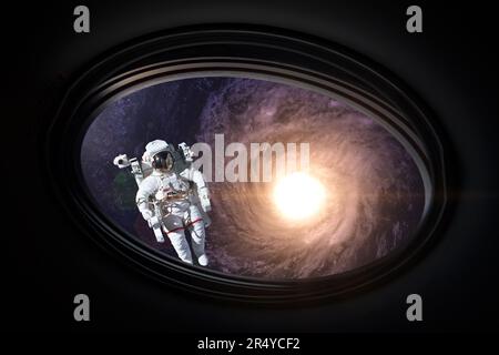L'astronave vola vicino all'incredibile galassia a spirale, vista dall'oblò. Viaggi e turisti nello spazio, concetto. Splendida vista sul Galaxy e. Foto Stock