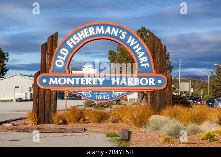 Monterey, USA - 22 giugno 2012: Segnaletica per il vecchio molo dei pescatori nel porto di monterey. Foto Stock