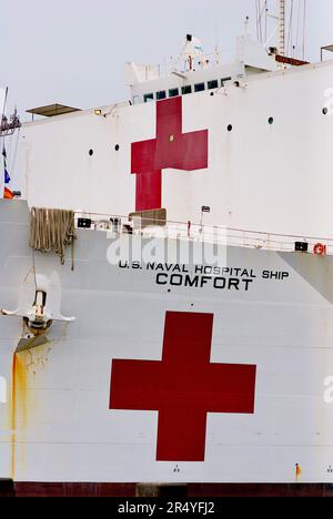 Norfolk, Virginia, USA - 30 maggio 2023: Primo piano della prua degli Stati Uniti Naval Hospital Ship Comfort con base alla Naval Station di Norfolk. Foto Stock