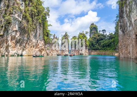 Tre rocce nel lago Cheow LAN, Khao Sok National Park, Thailandia. Foto Stock