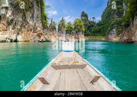 Tre rocce nel lago Cheow LAN, Khao Sok National Park, Thailandia. Foto Stock