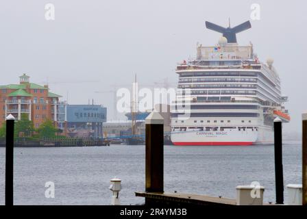 Norfolk, Virginia, USA - 30 maggio 2023: La nave da crociera 'Magic' della Carnival Cruise Line è ormeggiata al terminal delle navi da crociera di Norfolk in una mattinata fumosa. Foto Stock