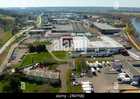 Vista aerea dall'alto dei magazzini merci e del centro logistico nella zona industriale della città Foto Stock