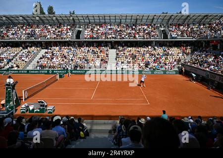 Parigi, Francia. 30th maggio, 2023. Vista generale (immagine panoramica atmosfera o atmosfera ambiente) con la folla (pubblico, persone) su Court Simonne-Mathieu durante il torneo di tennis French Open, Grand Slam il 30 maggio 2023 allo stadio Roland Garros a Parigi, Francia. Credit: Victor Joly/Alamy Live News Foto Stock